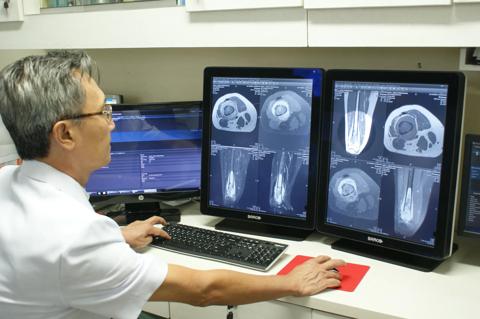 A radiologist at Ramsay Health Care Hospital using Barco Nio medical displays