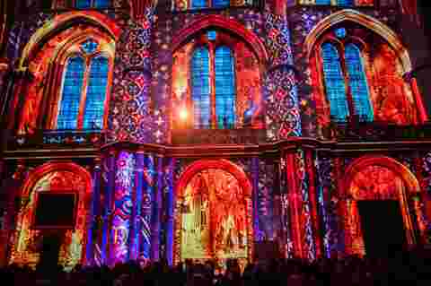 pictures & video for customer story about mapping in the Bordeaux cathedral (Company Luminiscence) with G100 projectors