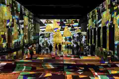 projection mapping in Bassins de Lumières, Bordeaux, France, created by Culturespaces