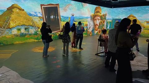 Pictures for customer story Van Gogh’s sunflowers in full bloom in Palladium Ahmedabad immersive experience powered by Barco G62 projectors