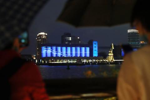 Barco working the magic on Pujiang lighting show on the 80,000-ton silo at Minsheng Road,  Shanghai, China
audience looking at projection mapping
customer story pictures