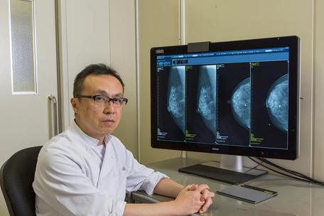 A radiologist at Chiba Kaihin Munical Hospital satisfied with the efficiency and effectiveness of Barco medical displays