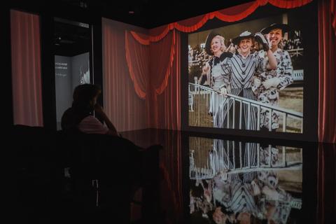 Art Box Media Experience - Retro Warsaw immersive experience using G60-W10 projectors

Pictures customer story