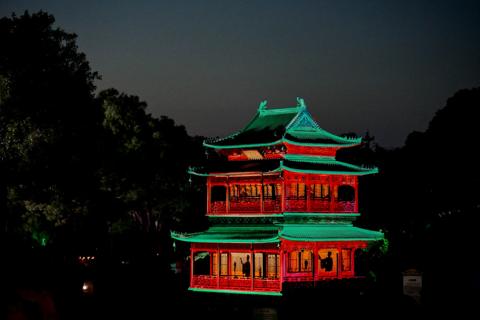 Barco-powered projection mapping on Ascending Yueyang Tower