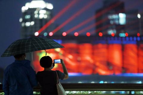 Barco working the magic on Pujiang lighting show on the 80,000-ton silo at Minsheng Road,  Shanghai, China
audience looking at projection mapping
customer story pictures