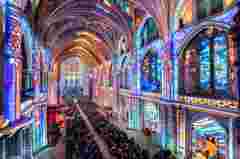pictures & video for customer story about mapping in the Bordeaux cathedral (Company Luminiscence) with G100 projectors