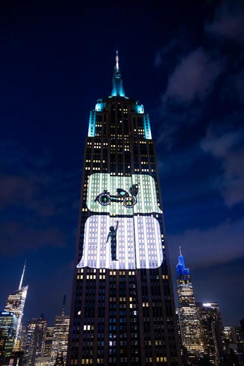Pictures for customer story In collaboration with VTProDesign and Fuse Technical Group, Barco UDX projectors transforms one of the world’s most iconic skyscrapers, the Empire State Building in New York City, with a lively activation, celebrating the partnership between WhatsApp and Mercedes-AMG Petronas F1 team. Always mention copyright by Hitchhiker Media