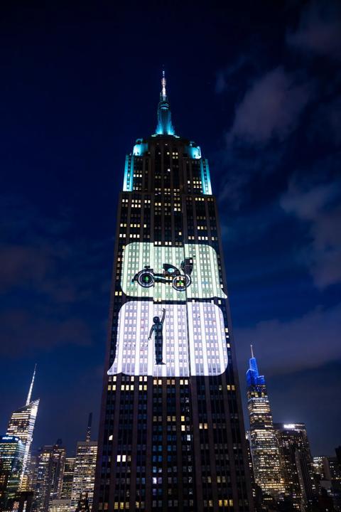 Pictures for customer story In collaboration with VTProDesign and Fuse Technical Group, Barco UDX projectors transforms one of the world’s most iconic skyscrapers, the Empire State Building in New York City, with a lively activation, celebrating the partnership between WhatsApp and Mercedes-AMG Petronas F1 team. Always mention copyright by Hitchhiker Media