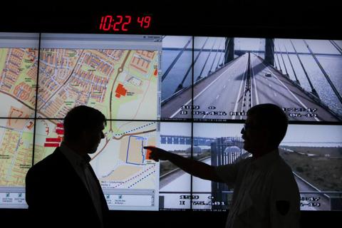 Fr v Stefan Nilsson, konsultchef Atea Malmö, Mats Nilsson, Inre befäl Räddningstjänsten syd. I  i Solrummet på station Hyllie, Malmö. På ledningsrummets skärmar visas nu realtidskartor där man kan se räddningsfordonens position och  trafikkameror på Öresundsbron.