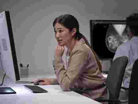 Nio Fusion 12MP in use, Asian female radiologist