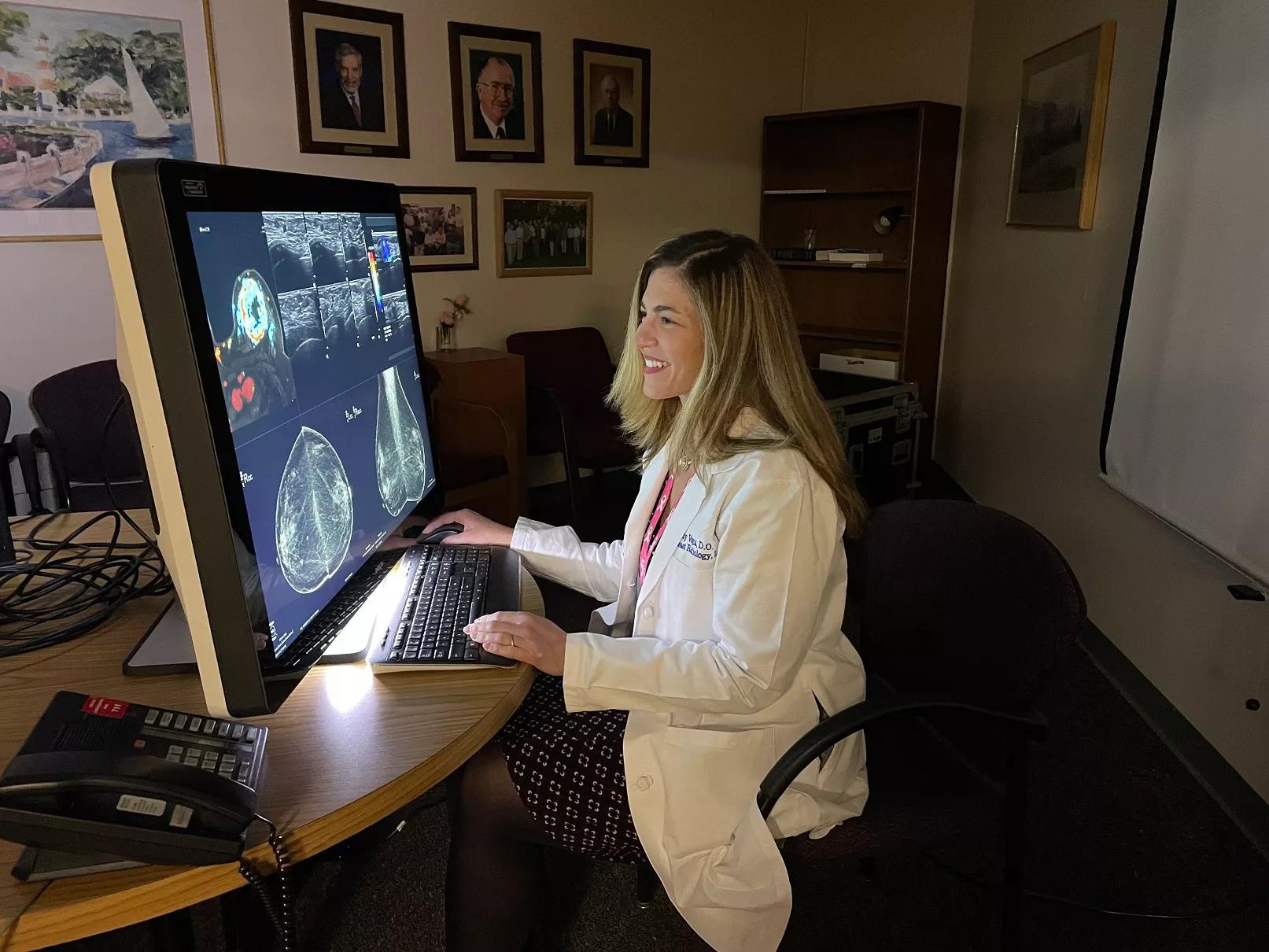 Radiologist at Southeast Radiology working with a Barco Coronis Uniti monitor
