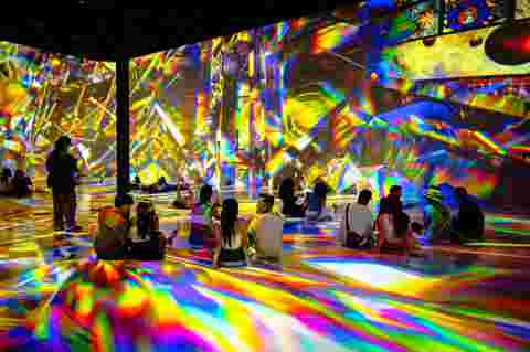 digital art experience in ARTECHOUSE Houston with Barco UDM and F80 projectors