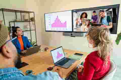 Sharp views and crystal-clear audio in hybrid meetings with ClickShare Video Bars