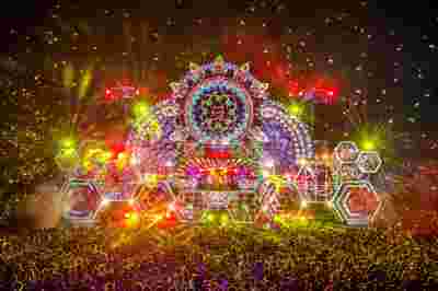 Projection mapping on a live events stage for Elrow Town festival with Barco UDX projectors
