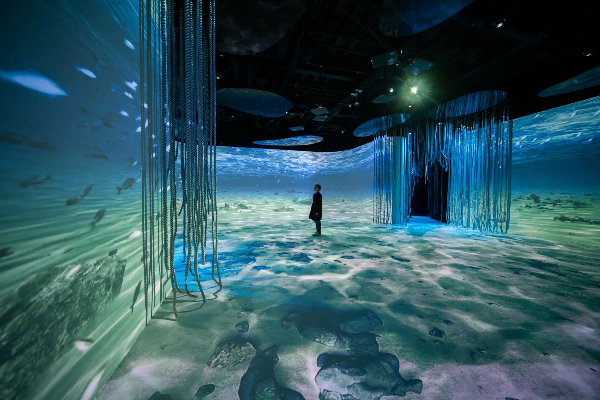 Oficinas modernas de MoraTech con zonas de trabajo colaborativo