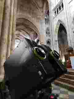 pictures & video for customer story about mapping in the Bordeaux cathedral (Company Luminiscence) with G100 projectors