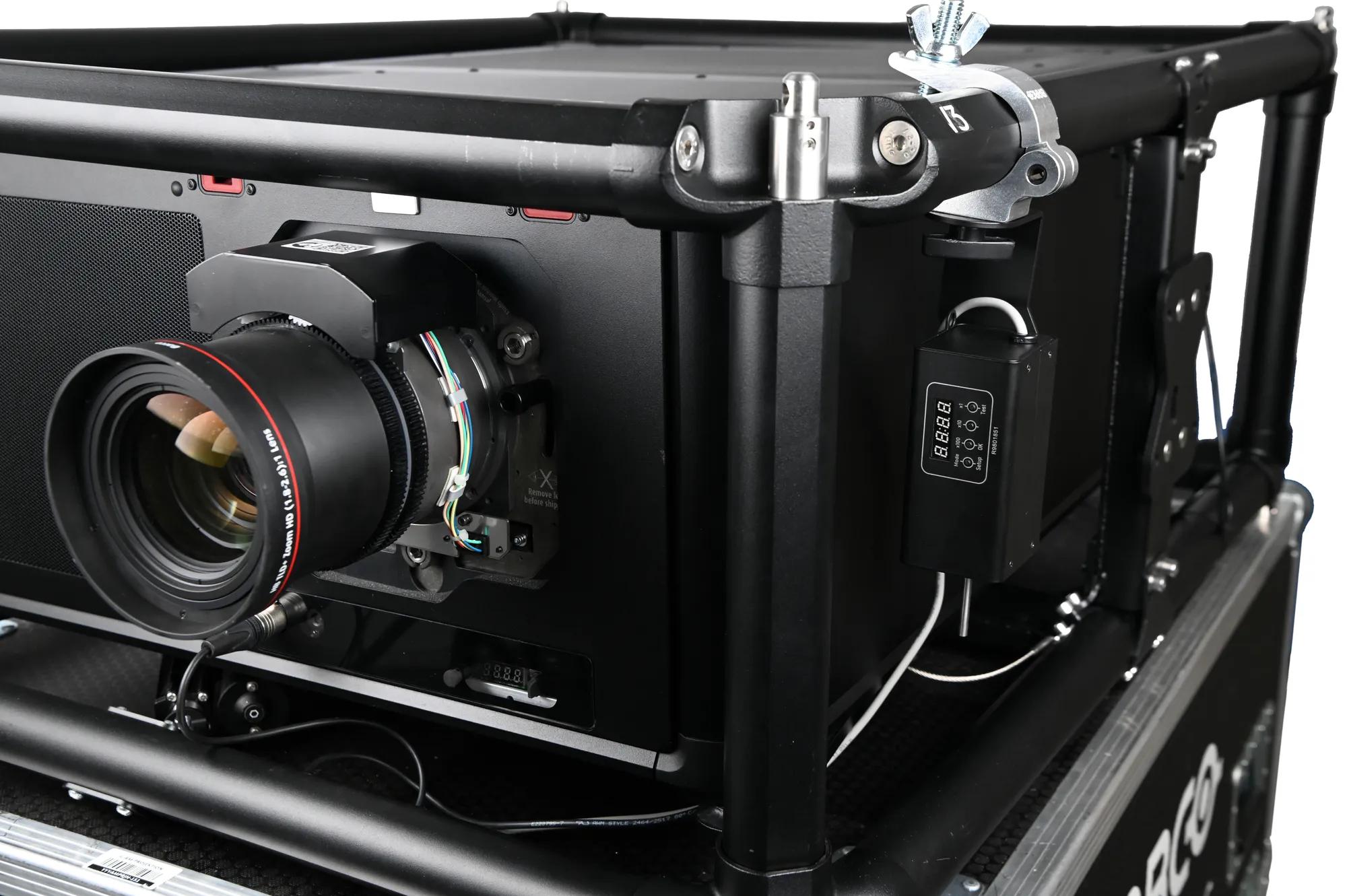 プロジェクター レーザー光源を採用した超短焦点プロジェクター「RICOH PJ HDL3530