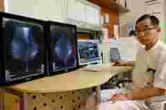 A radiologist at Kakogawa Medical Center in Japan uses Barco Nio 5MP displays