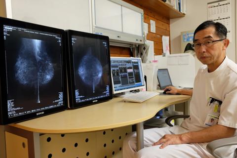 A radiologist at Kakogawa Medical Center in Japan uses Barco Nio 5MP displays