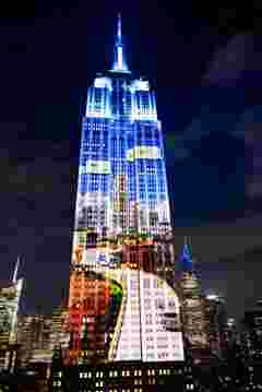 Pictures for customer story In collaboration with VTProDesign and Fuse Technical Group, Barco UDX projectors transforms one of the world’s most iconic skyscrapers, the Empire State Building in New York City, with a lively activation, celebrating the partnership between WhatsApp and Mercedes-AMG Petronas F1 team. 

Always mention copyright by Hitchhiker Media