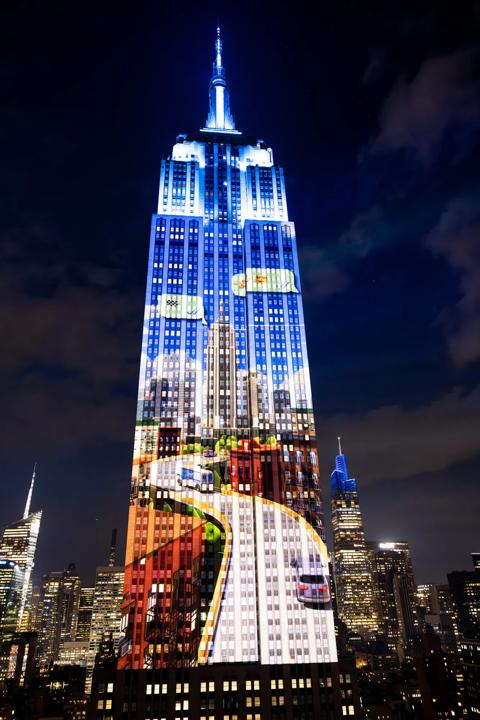 Pictures for customer story In collaboration with VTProDesign and Fuse Technical Group, Barco UDX projectors transforms one of the world’s most iconic skyscrapers, the Empire State Building in New York City, with a lively activation, celebrating the partnership between WhatsApp and Mercedes-AMG Petronas F1 team. Always mention copyright by Hitchhiker Media