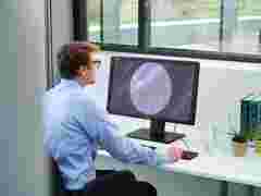 male pathologist working on MDPC-8127 display with FocalPath function